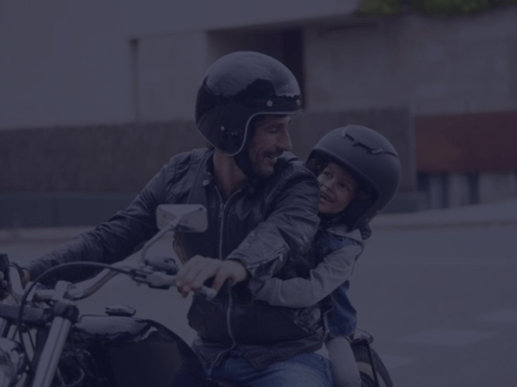 Nova lei amplia idade mínima para transportar crianças na moto